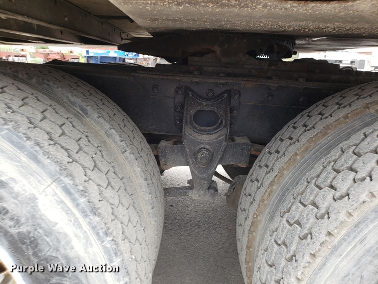 image for item ET9765 1995 International 8200 semi truck