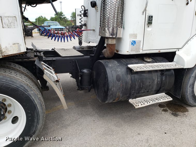 image for item ET9765 1995 International 8200 semi truck