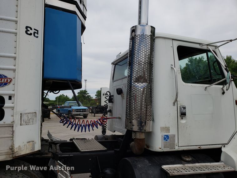 image for item ET9765 1995 International 8200 semi truck