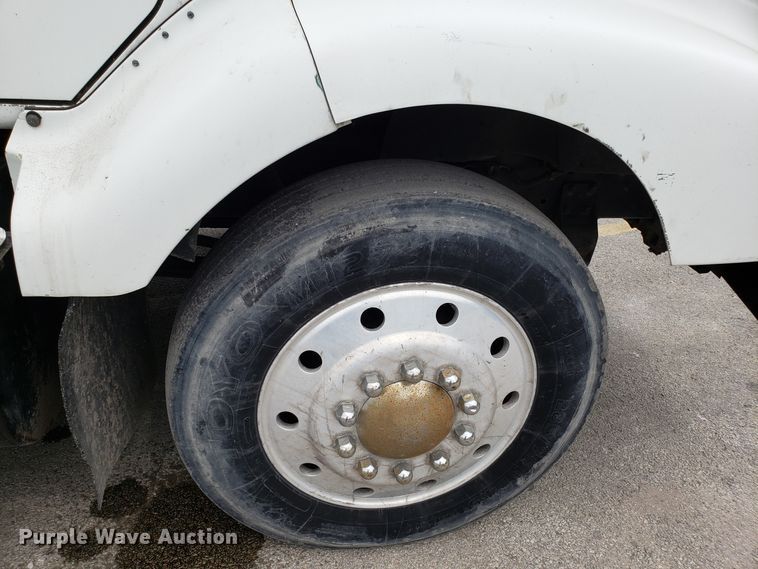 image for item ET9765 1995 International 8200 semi truck