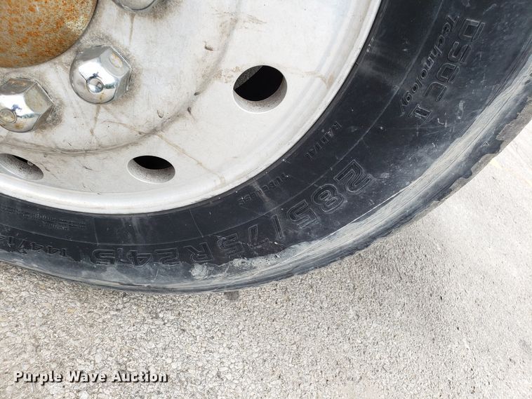 image for item ET9765 1995 International 8200 semi truck