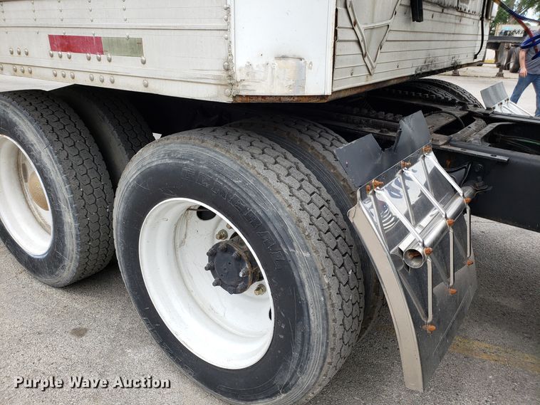 image for item ET9765 1995 International 8200 semi truck