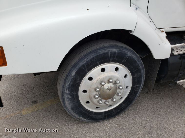 image for item ET9765 1995 International 8200 semi truck