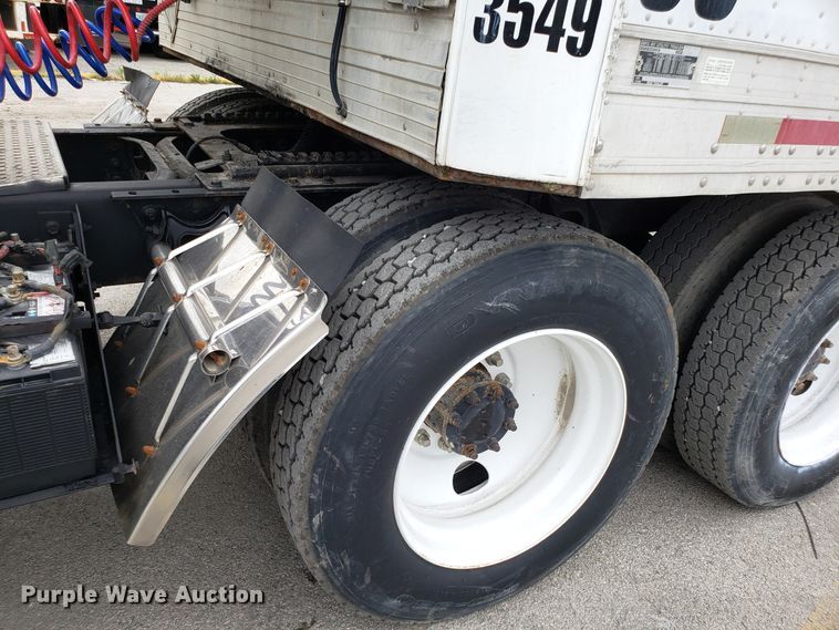 image for item ET9765 1995 International 8200 semi truck