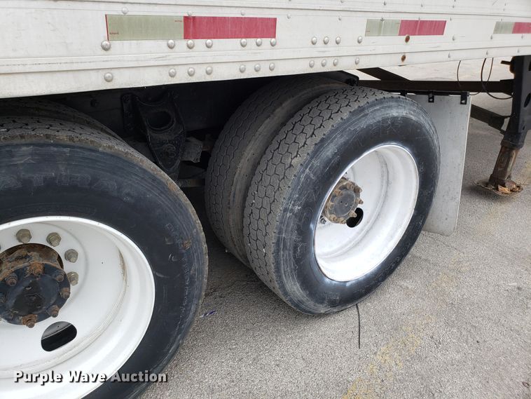 image for item ET9765 1995 International 8200 semi truck