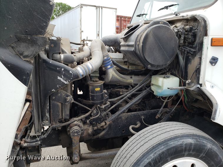 image for item ET9765 1995 International 8200 semi truck