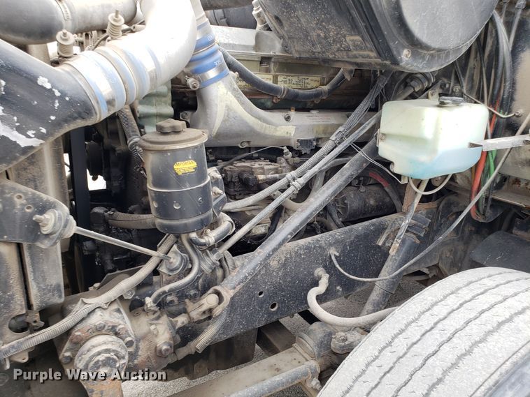 image for item ET9765 1995 International 8200 semi truck