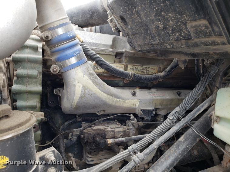 image for item ET9765 1995 International 8200 semi truck