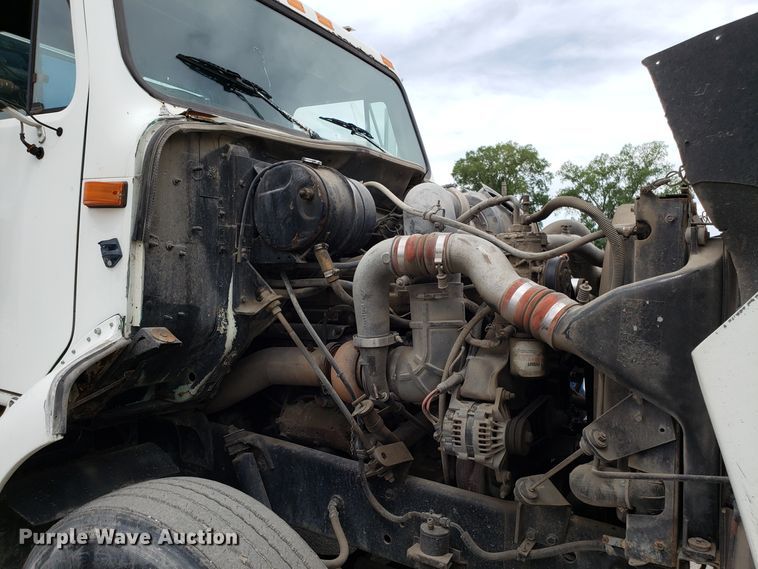 image for item ET9765 1995 International 8200 semi truck