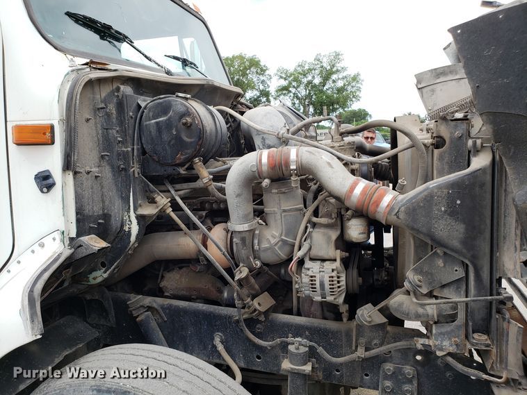 image for item ET9765 1995 International 8200 semi truck