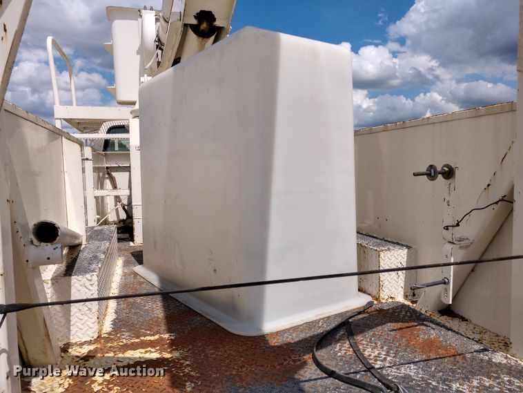 image for item DD7093 1989 Ford F700 bucket truck