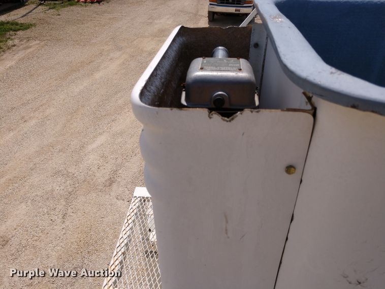 image for item DD7093 1989 Ford F700 bucket truck