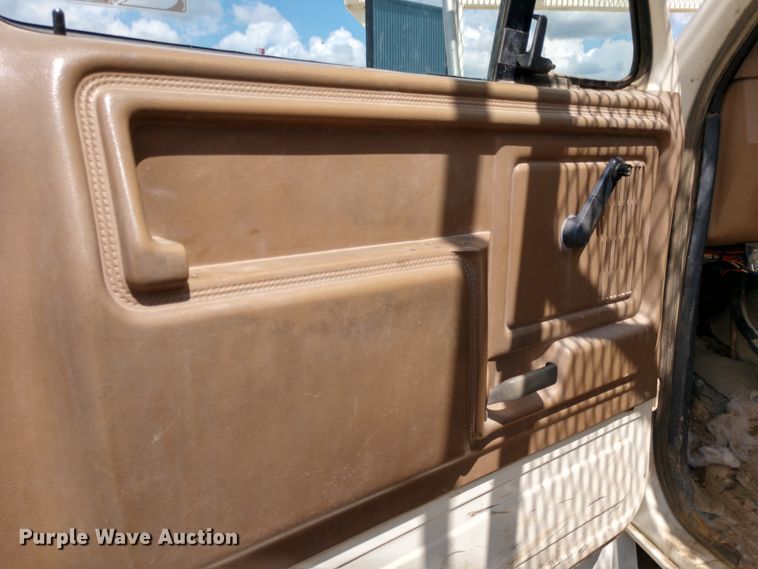 image for item DD7093 1989 Ford F700 bucket truck