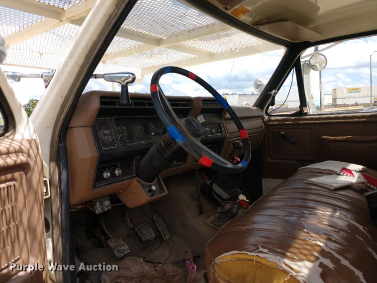 image for item DD7093 1989 Ford F700 bucket truck