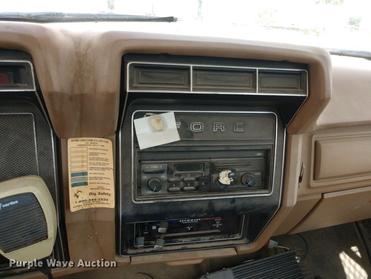 image for item DD7093 1989 Ford F700 bucket truck