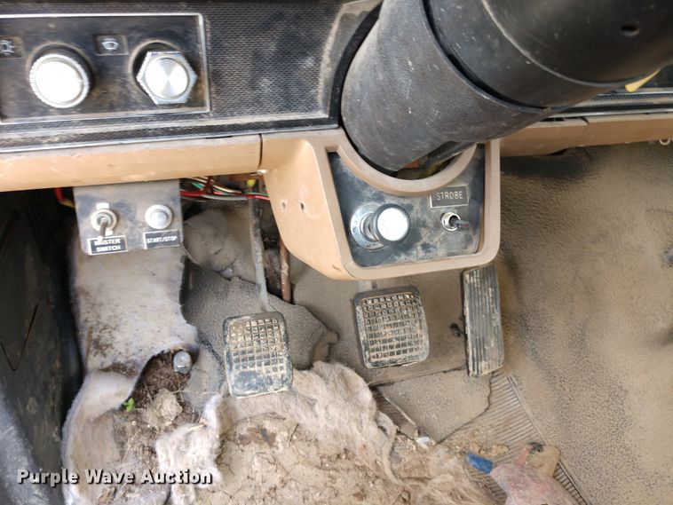 image for item DD7093 1989 Ford F700 bucket truck