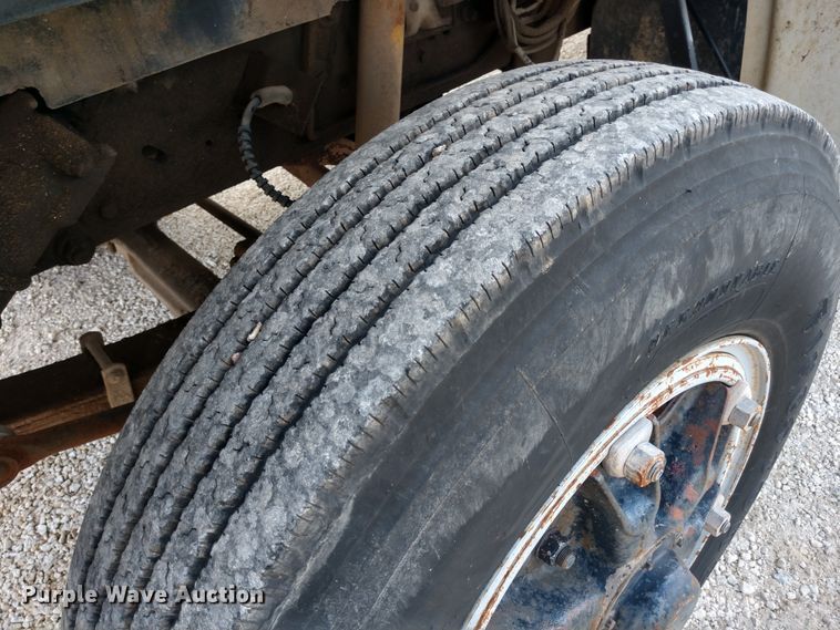 image for item DD7093 1989 Ford F700 bucket truck