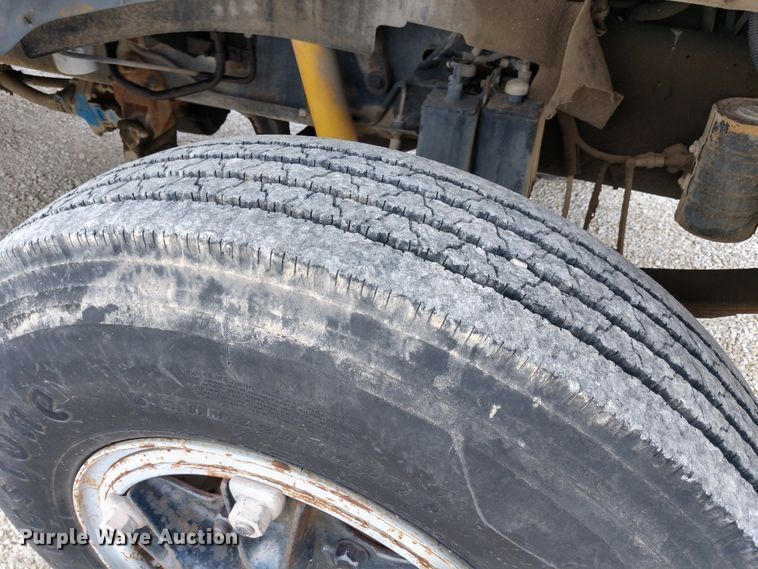 image for item DD7093 1989 Ford F700 bucket truck