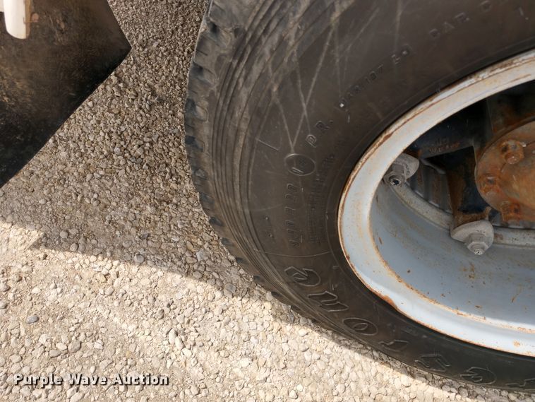 image for item DD7093 1989 Ford F700 bucket truck