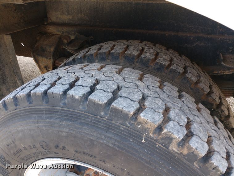 image for item DD7093 1989 Ford F700 bucket truck