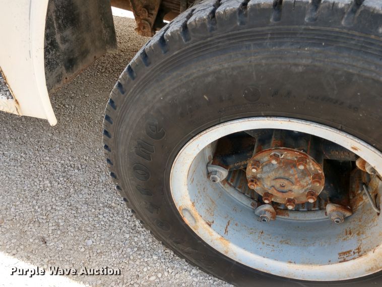 image for item DD7093 1989 Ford F700 bucket truck