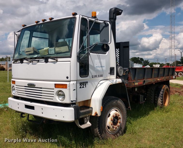 image for item DD7096 2000 Freightliner FC70 flatbed truck