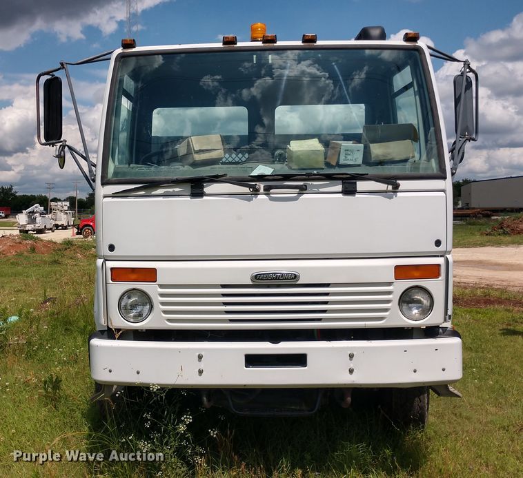 image for item DD7096 2000 Freightliner FC70 flatbed truck