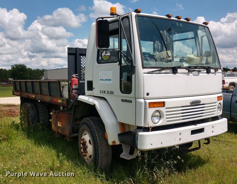 image for item DD7096 2000 Freightliner FC70 flatbed truck