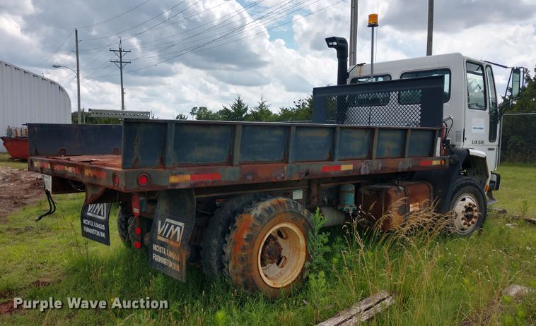 image for item DD7096 2000 Freightliner FC70 flatbed truck