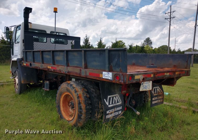image for item DD7096 2000 Freightliner FC70 flatbed truck