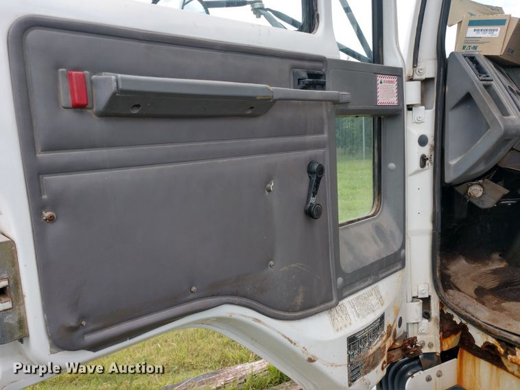 image for item DD7096 2000 Freightliner FC70 flatbed truck