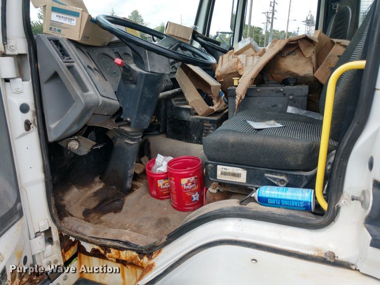 image for item DD7096 2000 Freightliner FC70 flatbed truck