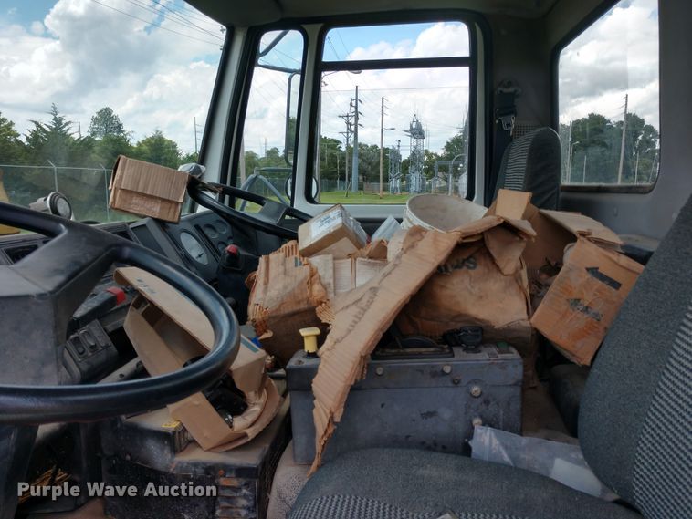 image for item DD7096 2000 Freightliner FC70 flatbed truck