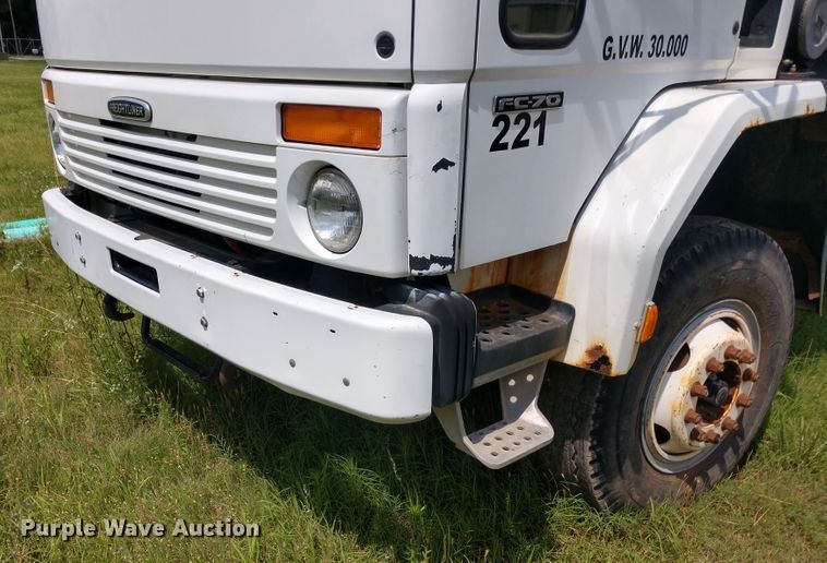 image for item DD7096 2000 Freightliner FC70 flatbed truck