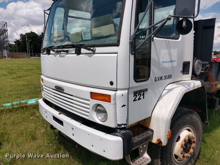 image for item DD7096 2000 Freightliner FC70 flatbed truck