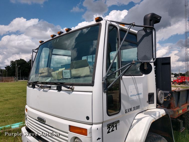 image for item DD7096 2000 Freightliner FC70 flatbed truck