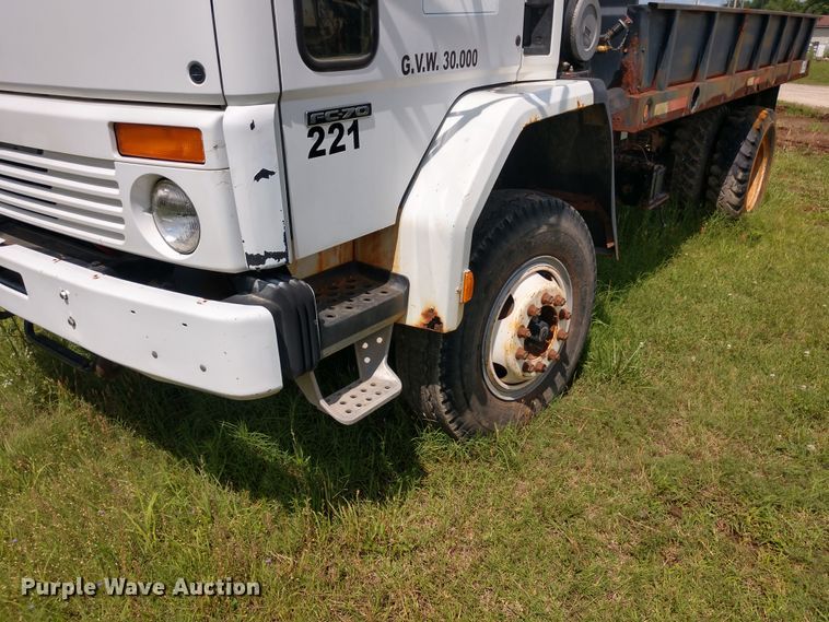 image for item DD7096 2000 Freightliner FC70 flatbed truck