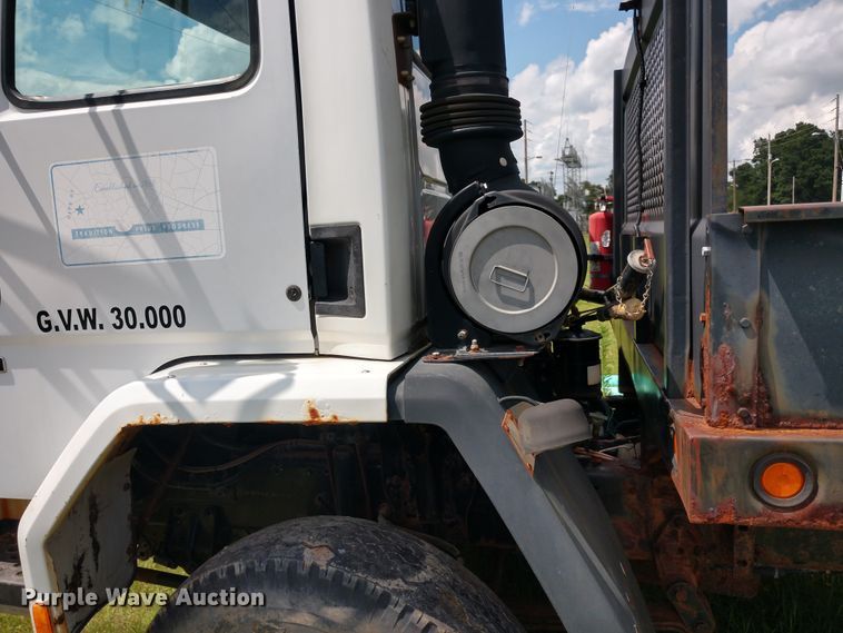 image for item DD7096 2000 Freightliner FC70 flatbed truck