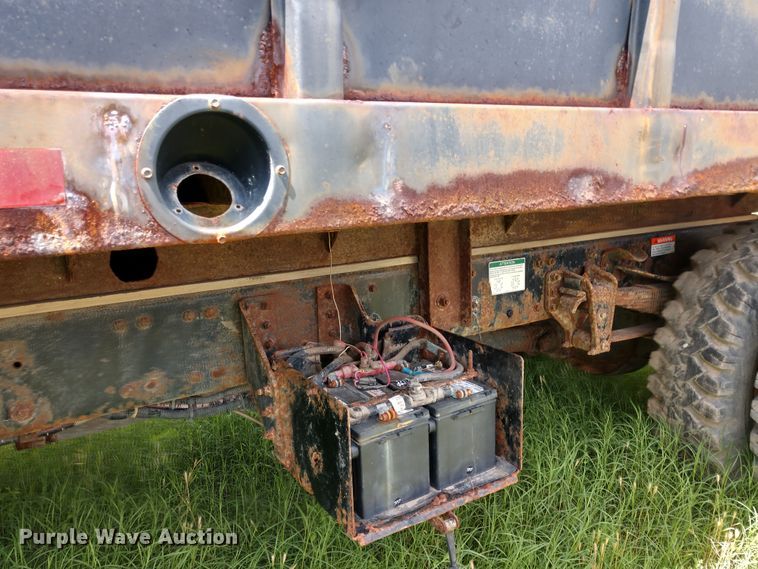 image for item DD7096 2000 Freightliner FC70 flatbed truck