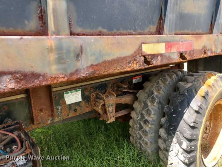 image for item DD7096 2000 Freightliner FC70 flatbed truck