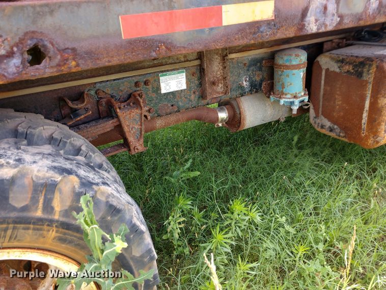 image for item DD7096 2000 Freightliner FC70 flatbed truck