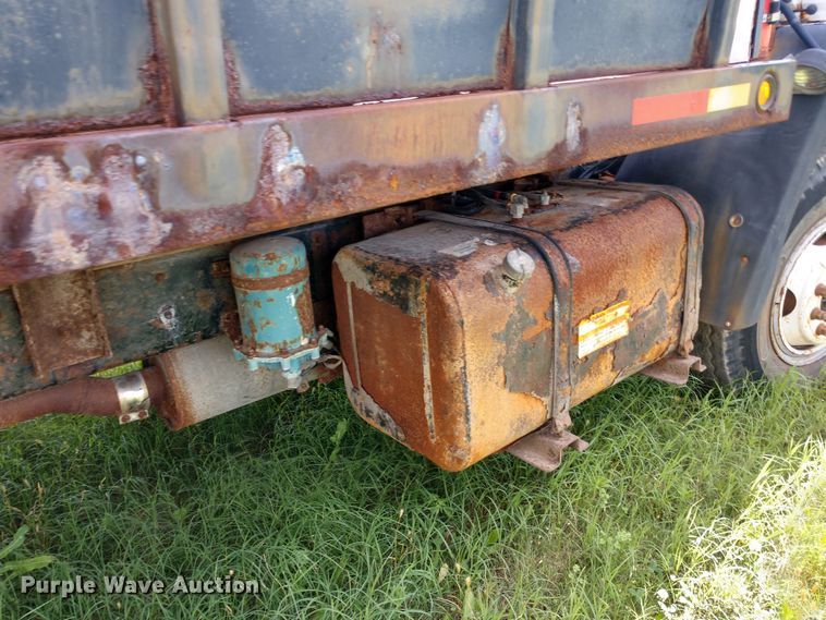 image for item DD7096 2000 Freightliner FC70 flatbed truck