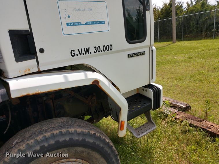 image for item DD7096 2000 Freightliner FC70 flatbed truck