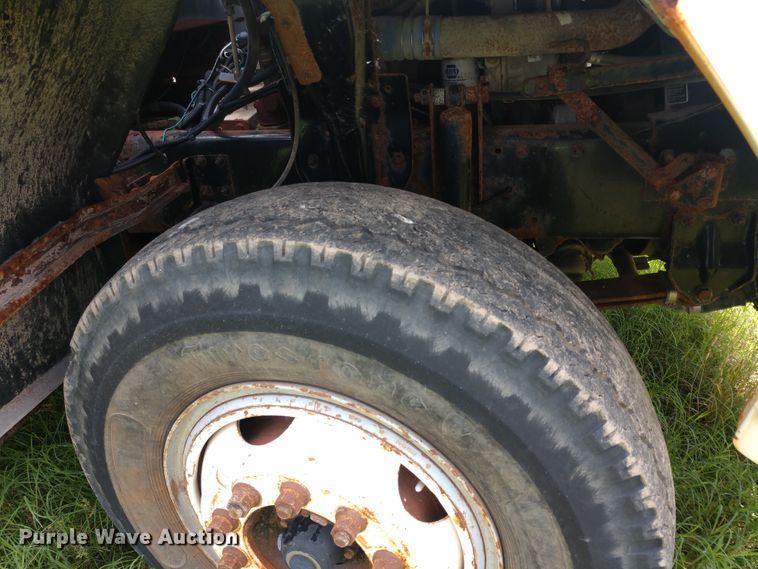 image for item DD7096 2000 Freightliner FC70 flatbed truck