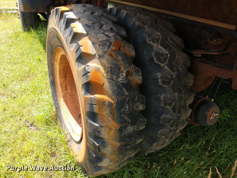 image for item DD7096 2000 Freightliner FC70 flatbed truck