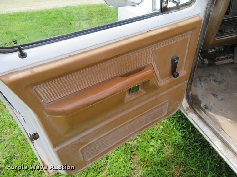 image for item DD7099 1992 Dodge D150 pickup truck