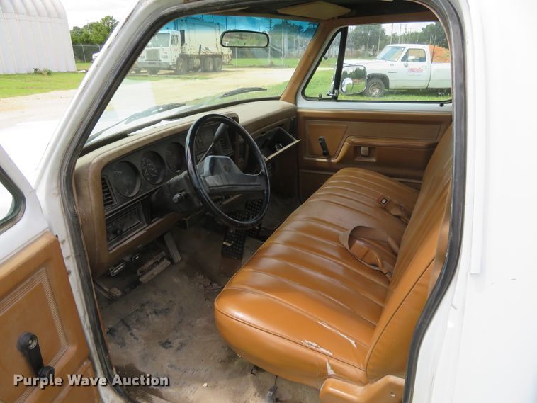 image for item DD7099 1992 Dodge D150 pickup truck