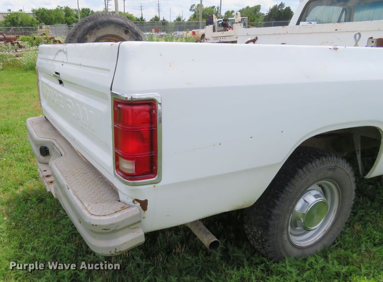 image for item DD7099 1992 Dodge D150 pickup truck