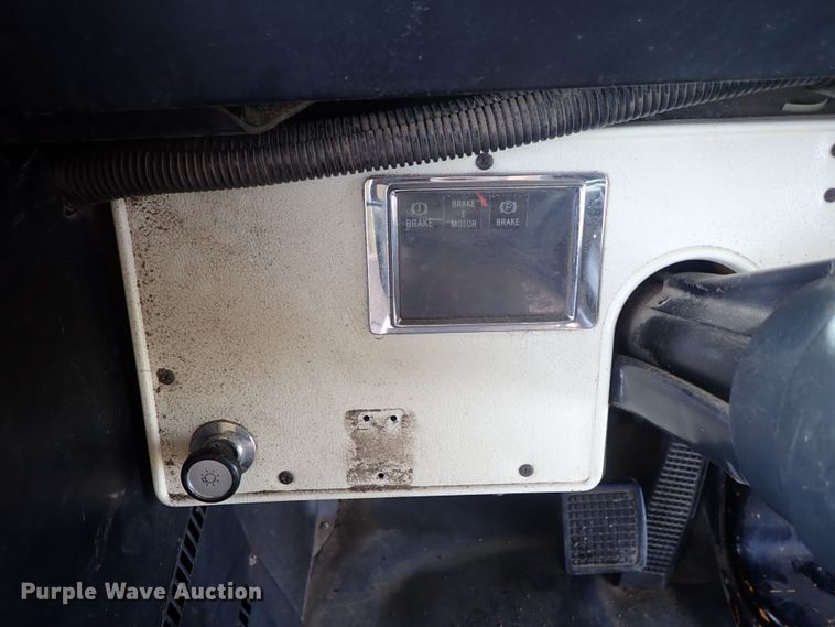 image for item DE5422 1998 Ford B800 Blue Bird school bus