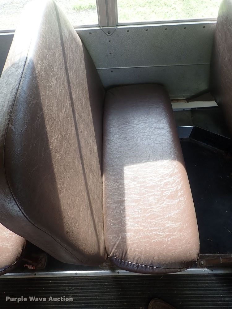 image for item DE5422 1998 Ford B800 Blue Bird school bus